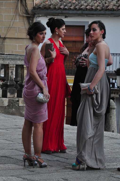 Ces femmes, déjà de belle taille, ont voulu paraître encore plus grandes en adoptant des semelles de grande épaisseur avec les talons aiguilles en rapport. Mais la montée des marches s'est avérée laborieuse avec les talons aiguilles qui se prenaient dans les robes longues :-)