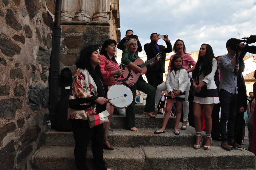Un orchestre traditionnel saluait la sortie des mariés