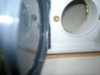 vissage du boitier ;prise dont j'ai percé<br />le font pour le passage et retrait des câbles . ce qui permet d’avoir un volet qui se rabat