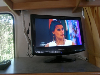 et voila ;cela me permettra plus tard si <br />je le désire de mettre un support TV<br />pose   et remballage 2 minutes la télé dans la penderie   et sa roule ma poule