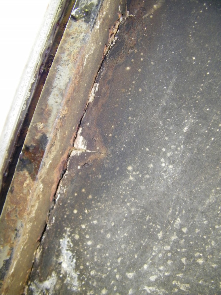 Le dessous porte d entrée...un peu mou ... quand je met le pid dessus ...et le dessous me semble fragile