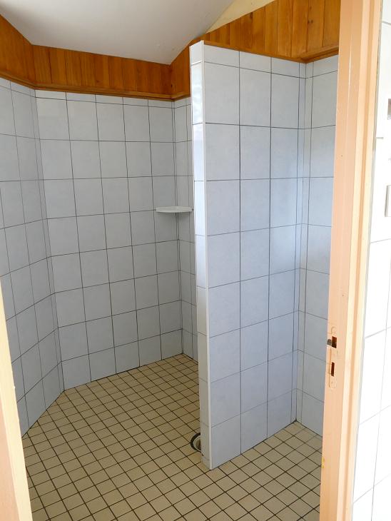 Jamais vu de douche aussi grande! très propre, camping de Prémery: 2 étoiles