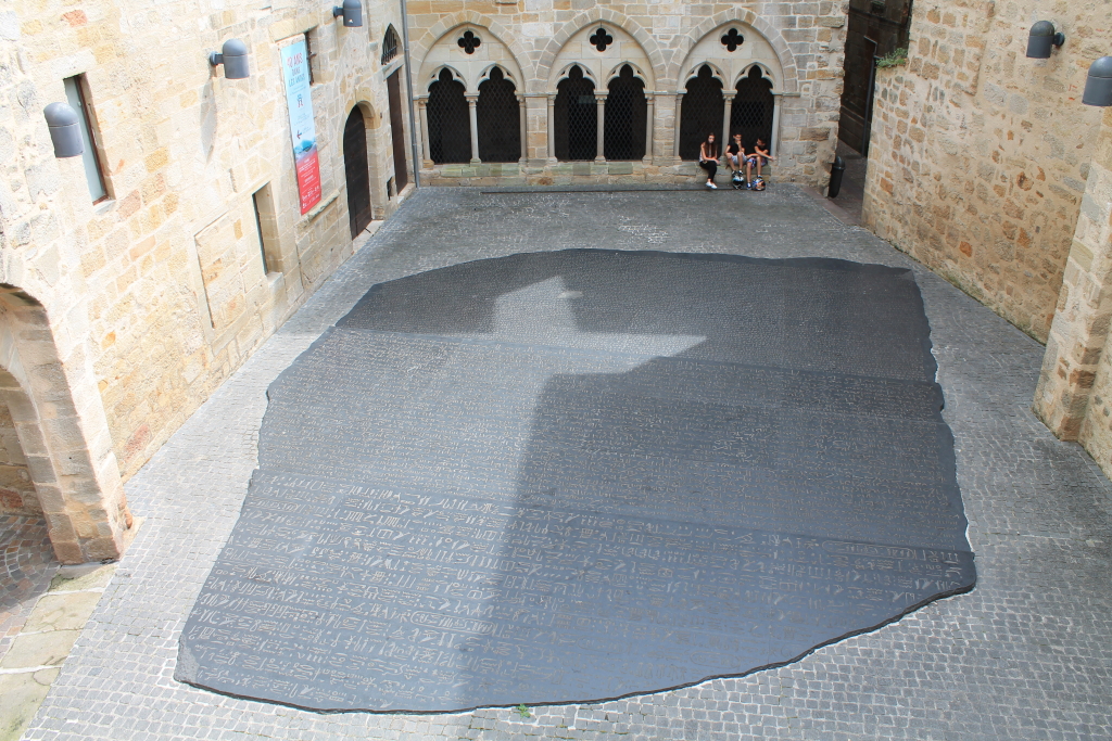 IMG_3811 La place des Écritures Figeac.JPG