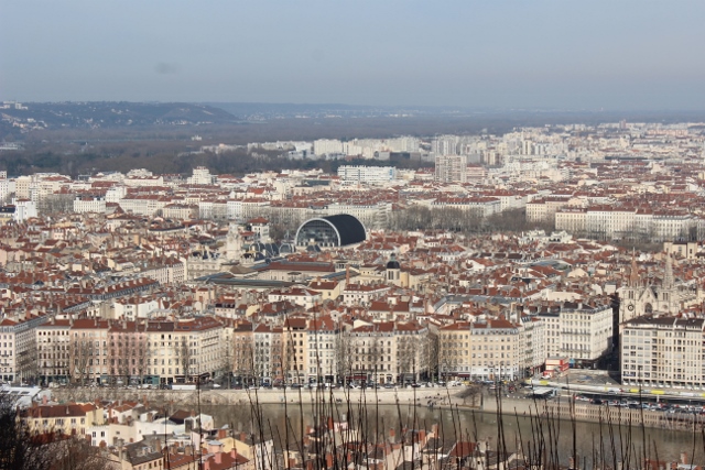 par contre le bâtiment noir en arrondi<br />je ne connais pas.<br />et apres cette belle balade ,on a fini <br />dans un petit bouchon