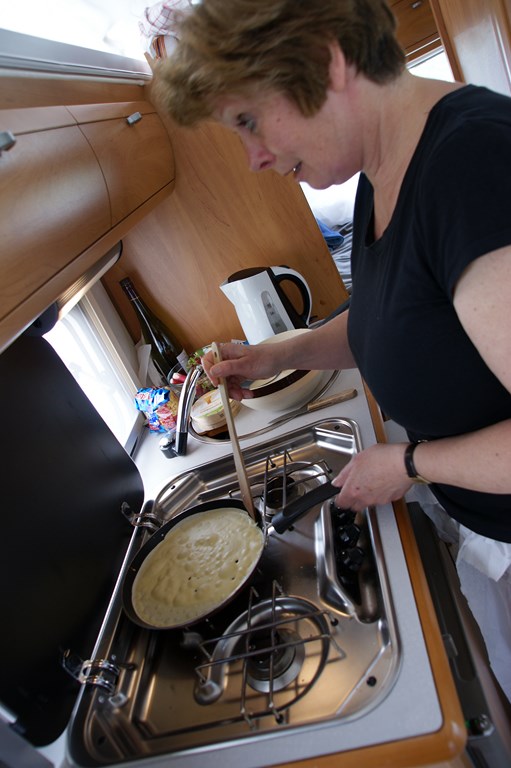 Pascale , crêpes aussi !...total : environ 250 crêpes en tout .