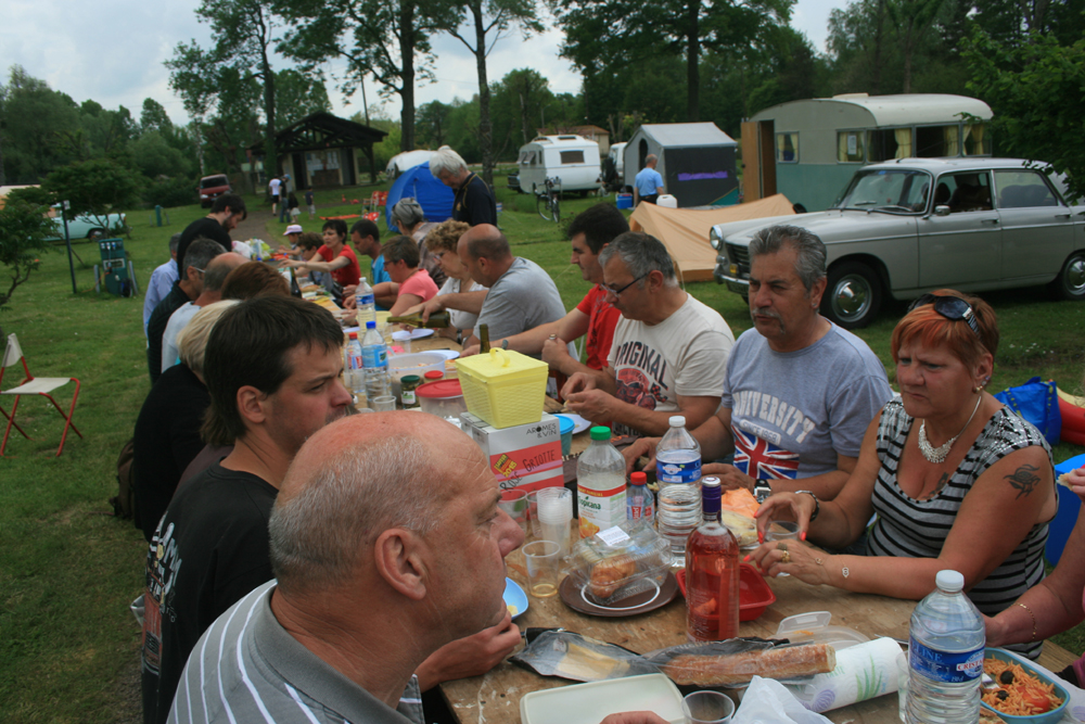 Repas pris en commun avec les motards du club "les Pétochons Bourguignons".