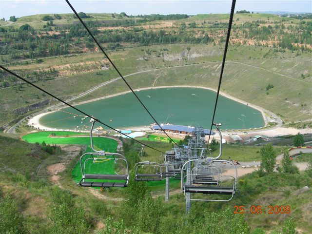 Fond d'une ancienne mine à ciel ouvert transformée en parc d'attraction.