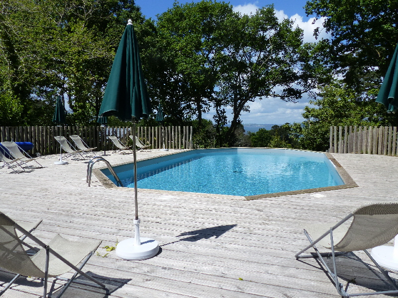 la piscine du camping avec vue plongeante sur la baie , l AM ou on s est decidé , changement de temps brutal donc pas de bain