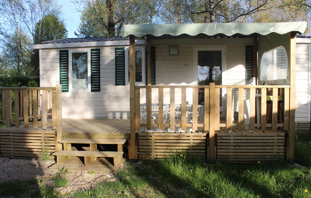 comme nous etions que deux caravanes<br />le patron nous as mis un bungalow comme sanitaire et la douche <br />pas belle la vie