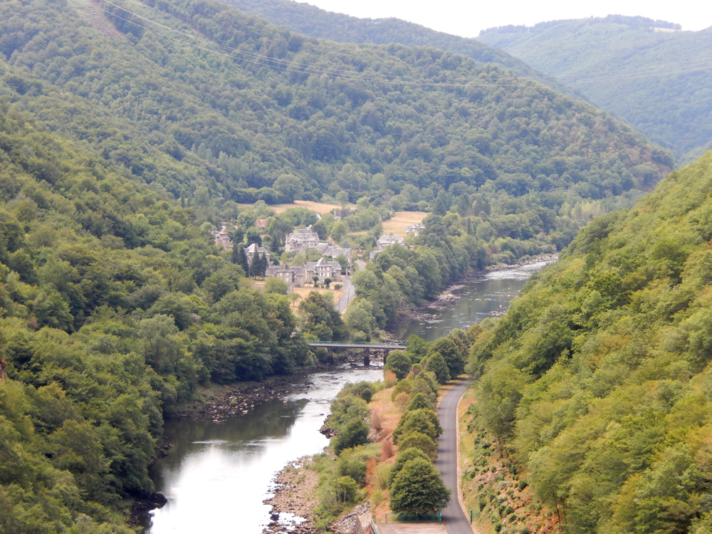 En dessous du barrage de l'Aigle