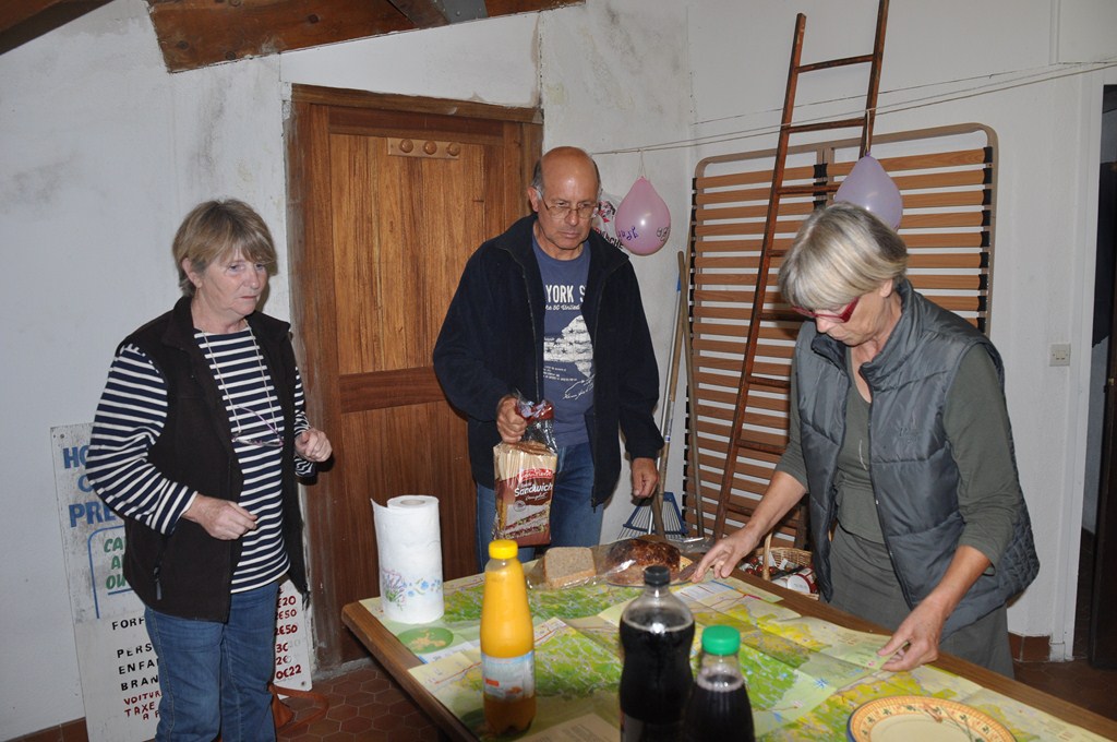 Chantal, Didier et Françoise préparent les agapes