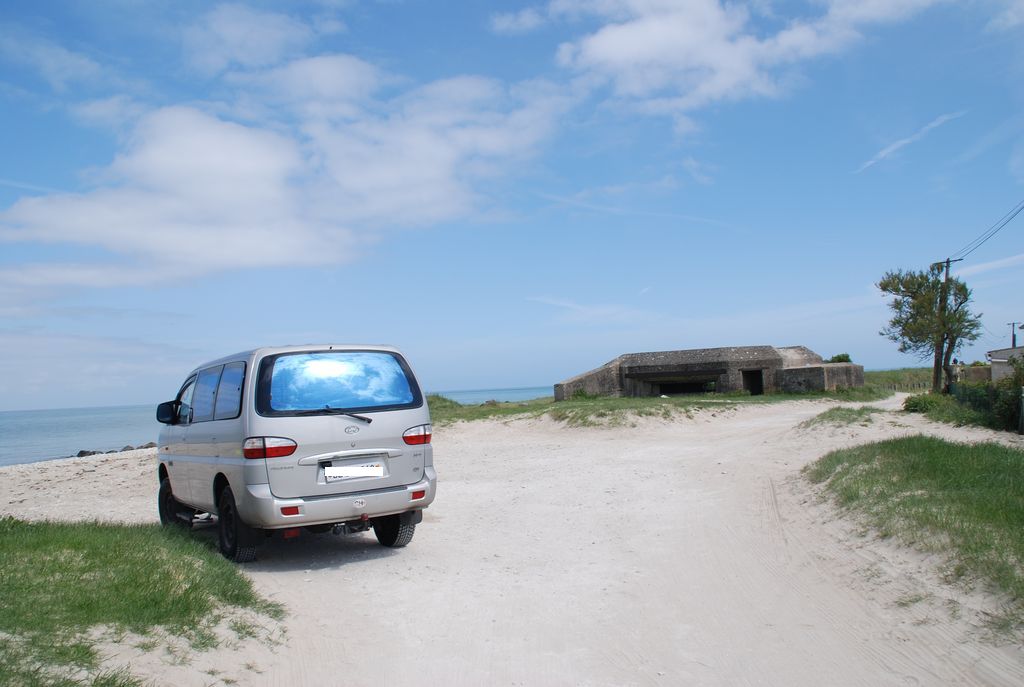 Il fait beau, nous sommes à proximité des plages du débarquement juste avant l'arrivée des cars de touristes, ce qui n'est pas pour nous déplaire