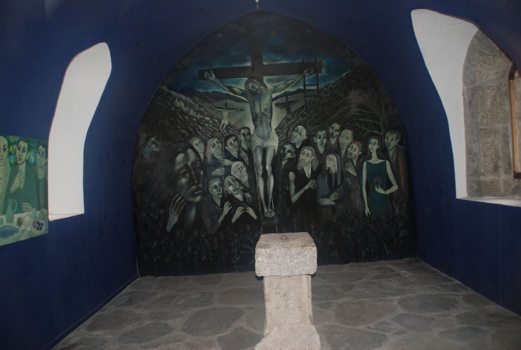 La petite Chapelle sur la colline de Montpezat présente un décoration un peu inhabituelle
