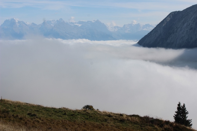 derrière nous la chaine du mont blanc<br />et on voit la mer de nuage sur la vallée