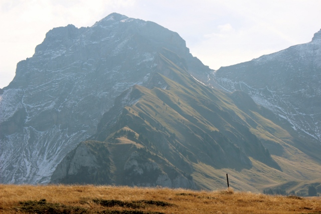 l'aiguille blanche 2438m<br />derrière ces pics le grand bornant<br />la colombiere les aravis