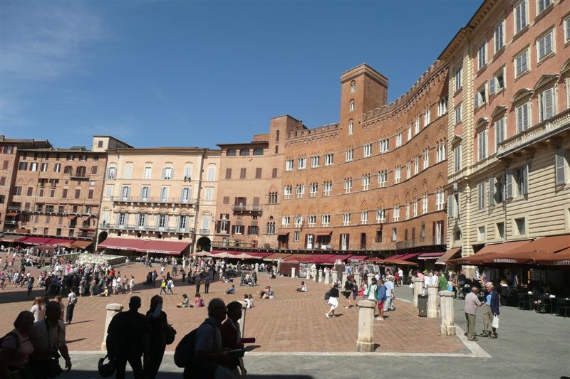 Sienne "Piazza del campo" (le Palio est une très célèbre course de chevaux)
