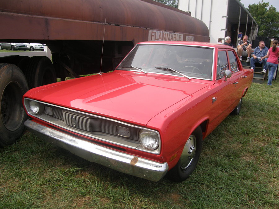 Plymouth_Valiant-red.jpg