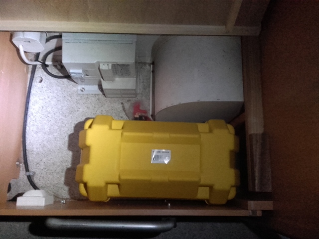 j’ai placé le coffre a batterie , et sa passe .<br />l'alimentation est déjà en place; et il y a déjà un trou de pré   -percé dans le planché .