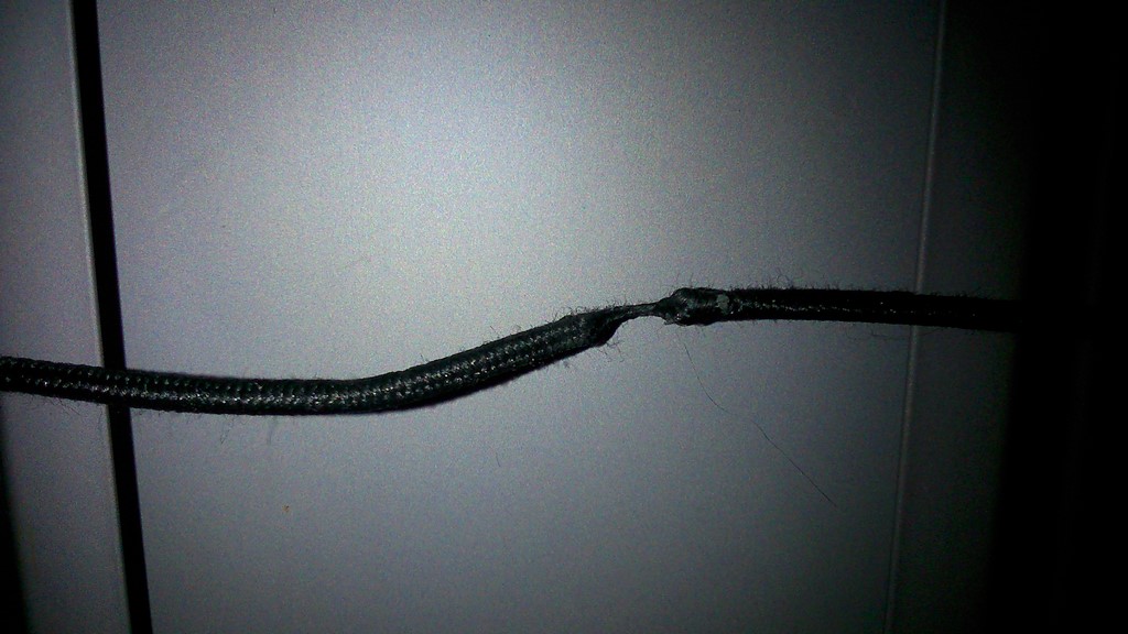 Il était temps ! Le caoutchouc est coupé ! Ça ne tient plus que par un fil ! !