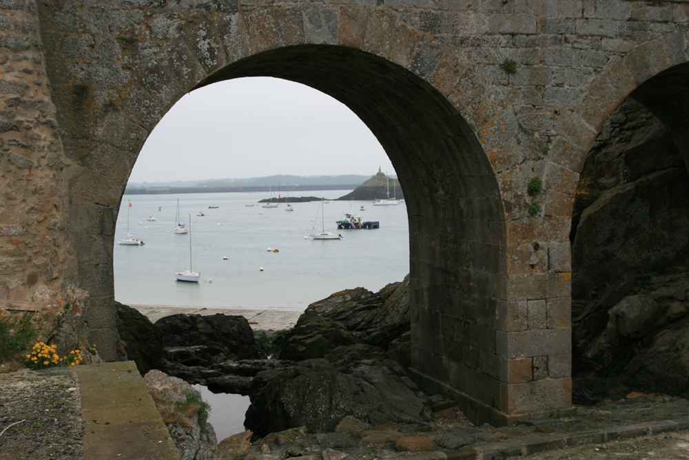 Sous la tour Solidor