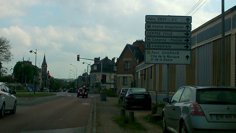 Au rond point avec les feux tricolors, avec la station ESSO sur votre gauche, PRENEZ A DROITE