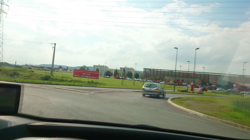 Vous devez avoir le magasin "Carrefour" sur votre droite. Prenez Saint Quentin.