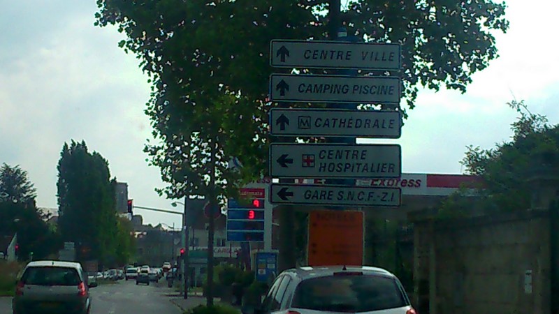 Vous avez la station ESSO sur votre droite.<br />Vous allez TOUT DROIT.