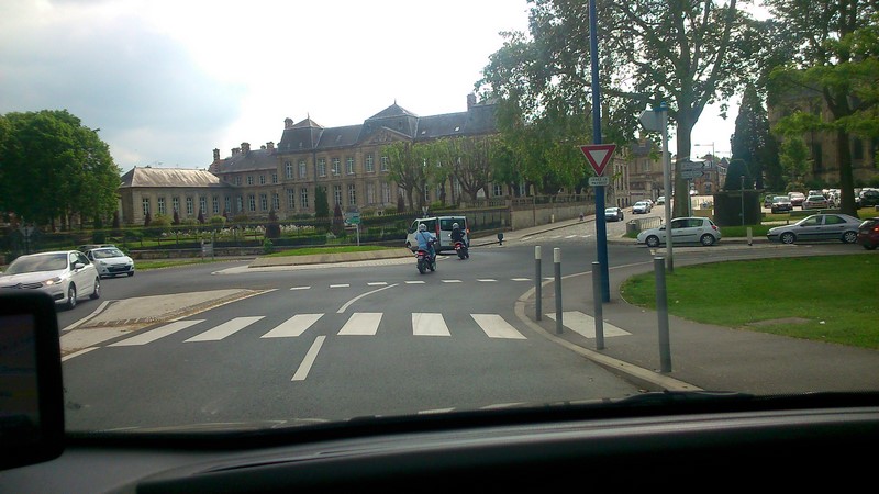 Ceux qui viennent de LAON, PARIS,TROYES, REIMS et SAINT QUENTIN, Après le passage du pont de l'Aisne, prenez A DROITE au rond point