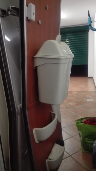 porta con cestino verniciato.jpg