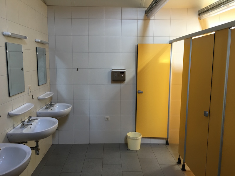 Douches propres, payantes (1.50€ pour 6 minutes), et toilettes sans papier WC, donc penser à amener le sien ;-)