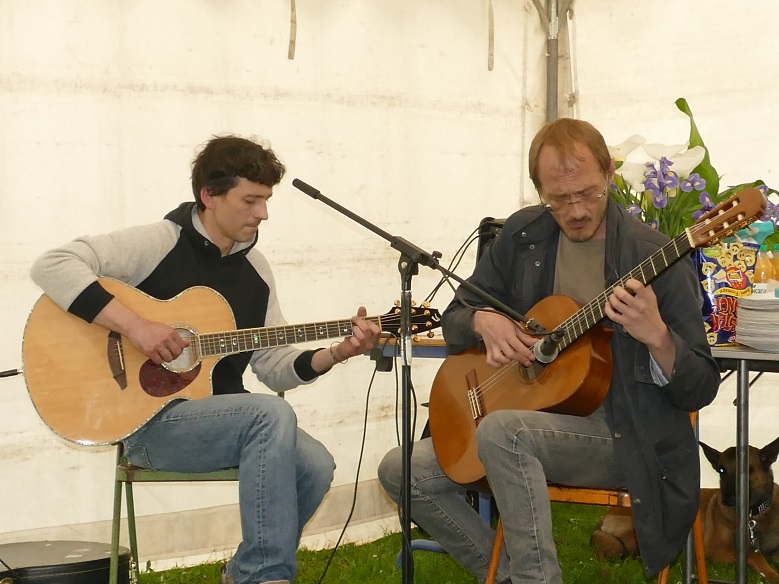 musiciens pour le repas cassoulet   :Peut-être pour couvrir les bruits