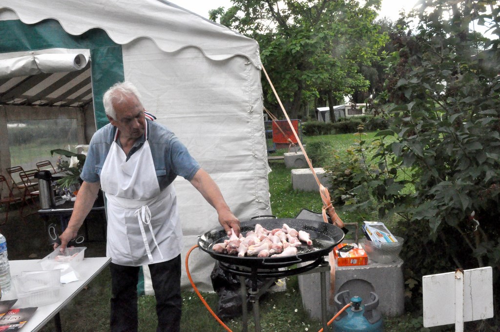 Alain fait revenir les cuisses de poulet
