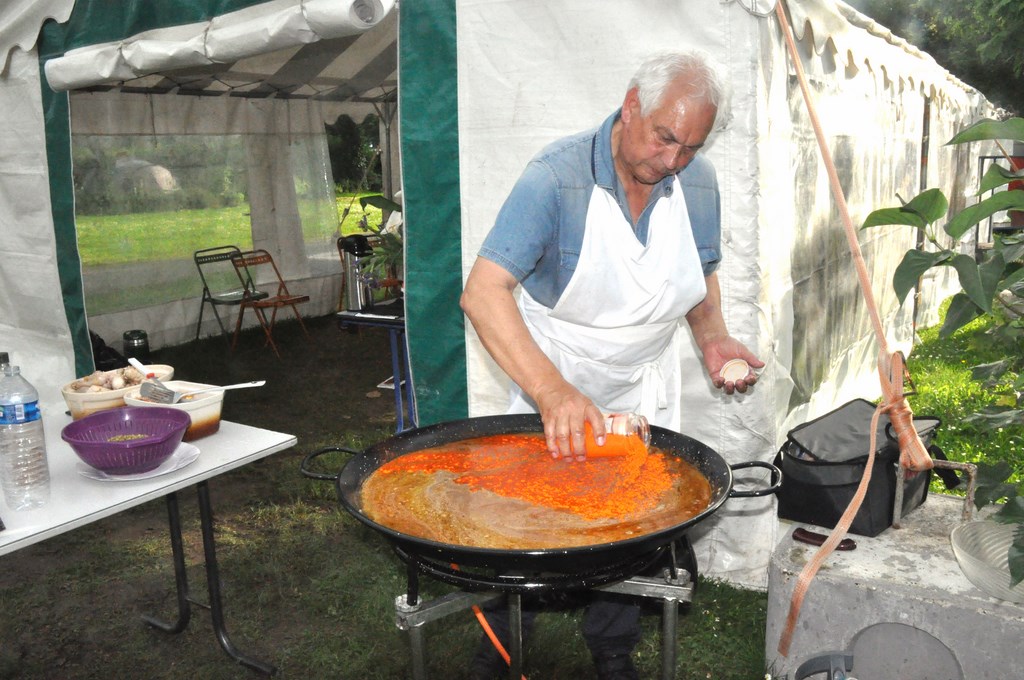 Alain répand généreusement des épices