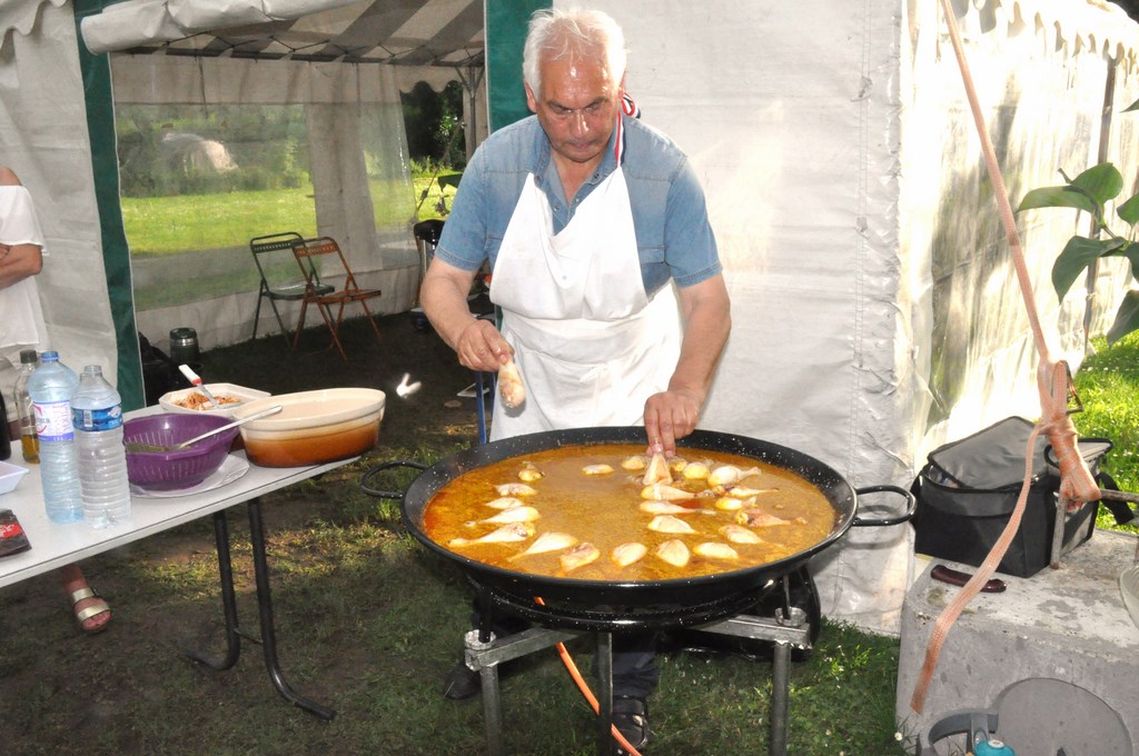 Les cuisses de poulet vont achever leur cuisson dans l'eau