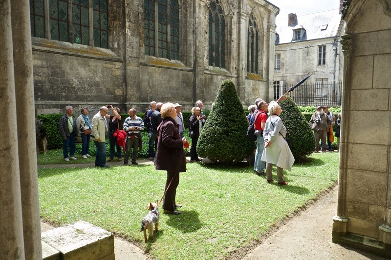 A l'extérieur de St Léger, deux autres cadrans sur les piliers.