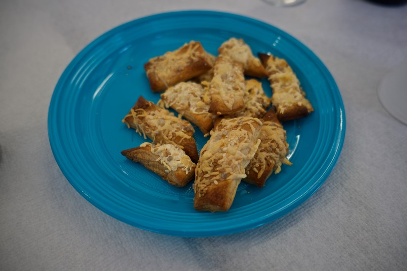 Amuses bouches ou feuilletés au fromage, puis gougères.