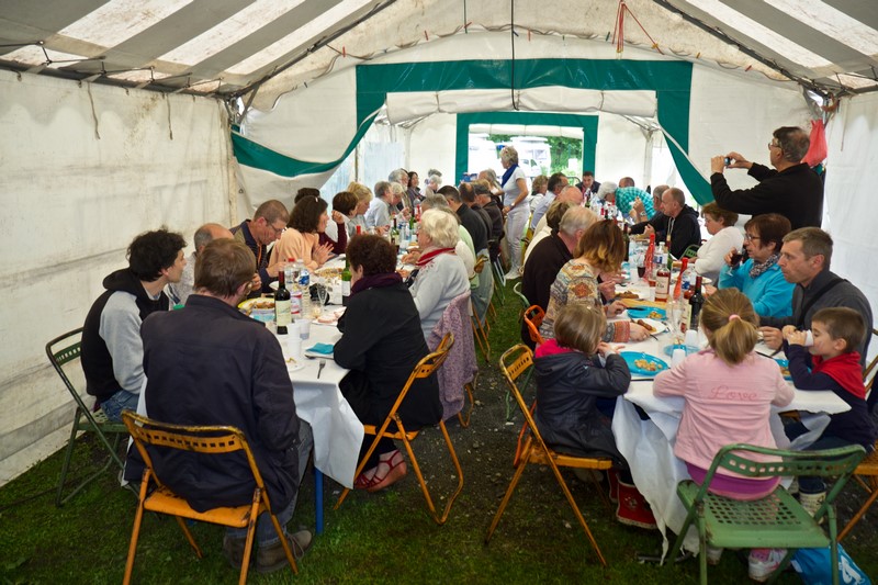 A table, 64 personnes ! !