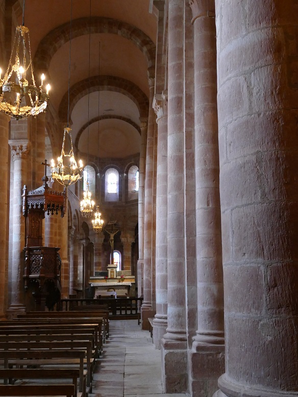 les piliers de  l'église qui  s'écartent