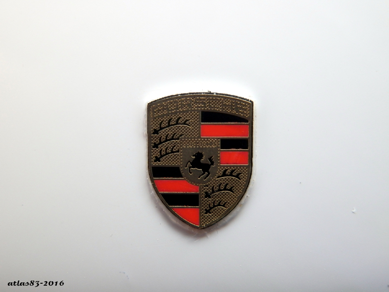 Le célèbre blason Porsche (la photo ne rend pas justice à la qualité de sa reproduction)