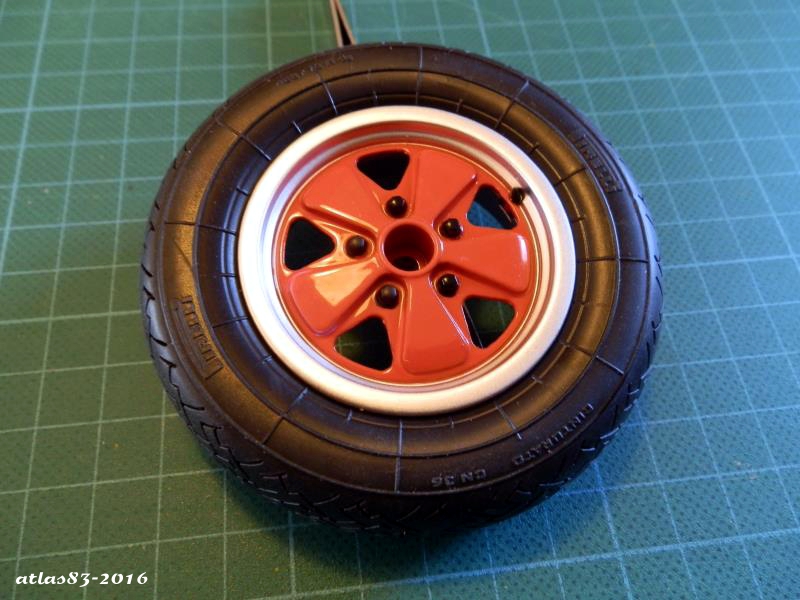 La roue avant droite (même la valve de gonflage est représentée)