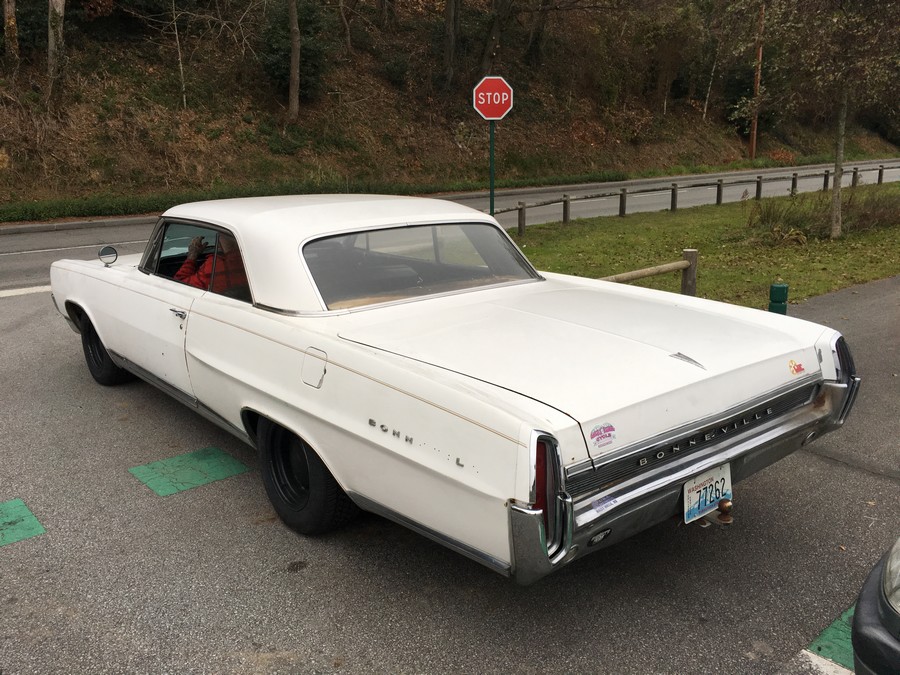 Pontiac Bonneville .JPG