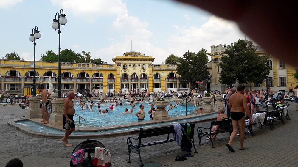 Les Thermes Széchenyi sont les thermes principaux de Budapest, situés dans Városliget, dans le 14ᵉ arrondissement
