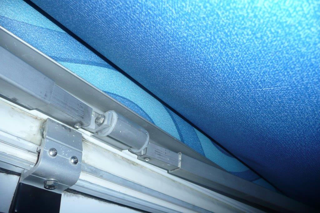 jonction des bras du store au milieu côté caravane