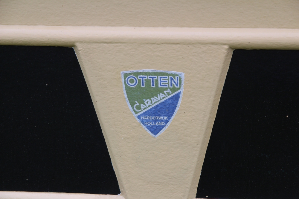 Marque de la caravane ci-dessus.