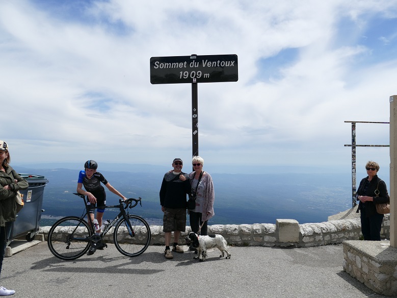 Nous l'aurions bien adopté , elle était perdue , très gentille, nous ne pouvions la laisser .Finalement nous avons retrouvé son maitre grâce à sa puce électronique Une nuit avec elle dans la caravane et, déjà un pincement au cœur ....Nous l'aurions appelé ventouse en souvenir du mont ventoux....