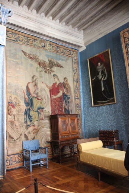 le lit de la dame de compagnie dans la même chambre