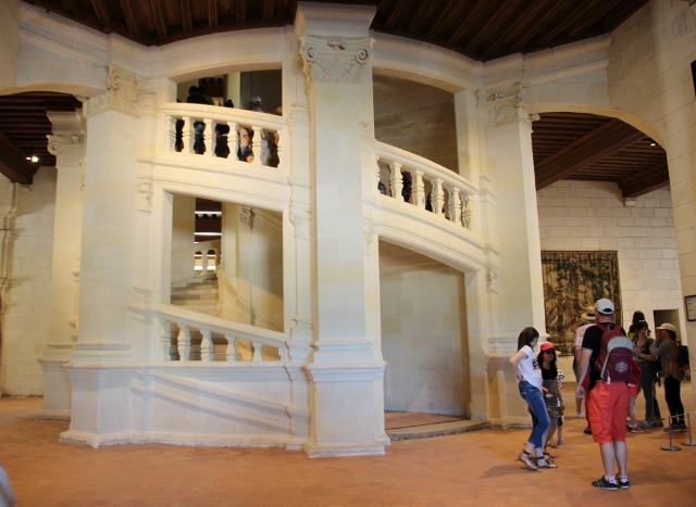 pour Francis escalier magnifique qui a en son centre un pilier creux ajouré, qui sert de puits de lumière <br />prouesse a cette époque