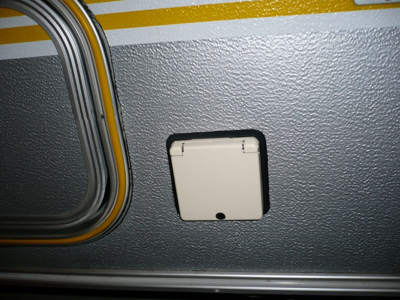 et les joints cache vis en jaune changés des trappes et le tour de la caravane.JPG