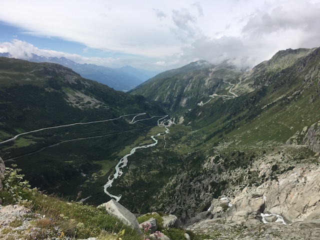 Vue sur Gletsch depuis le glacier, route de la Furka à gauche, du Grimsel au fond à droite