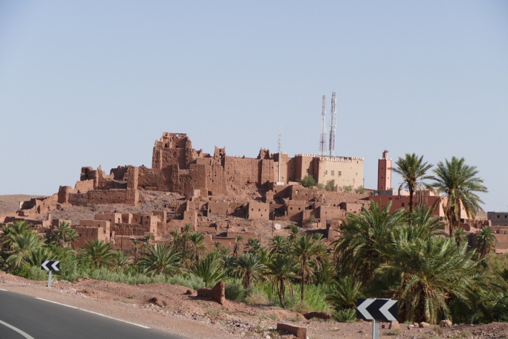 kasbah sur la route.JPG